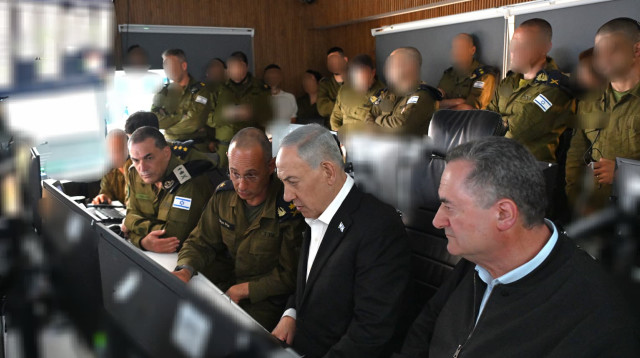 בנימין נתניהו וישראל כ"ץ בבור הפיקוד של חיל הים בקריה (צילום: חיים צח, לע"מ)