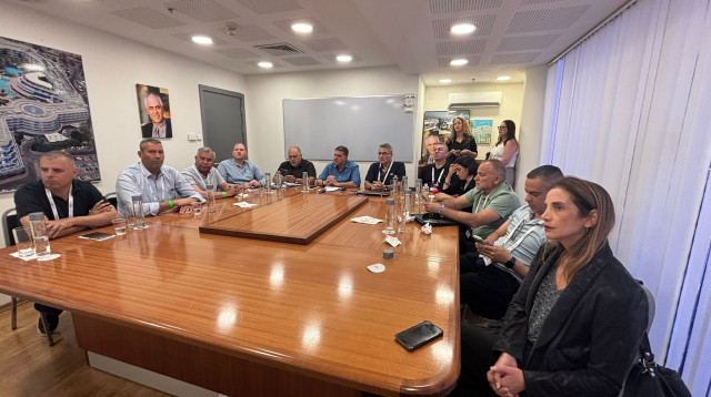 פגישת ראשי הרשויות לאחר ניסיון חיסולו של ראש עיריית ג'יידה מכר (צילום: ללא)