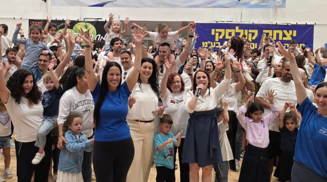 רוקדים כחול לבן (צילום: איליה כיטוב)