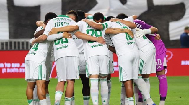 שחקני מכבי חיפה (צילום: אודי ציטיאט)