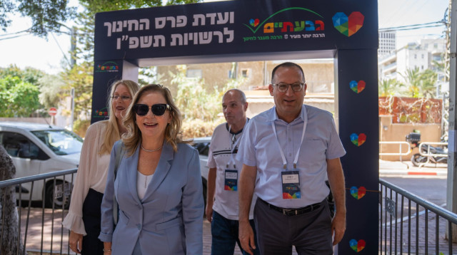 קוניק עם צוות ועדת פרס החינוך הארצי בגבעתיים (צילום: רונה אולשבסקי, באזמרקט)