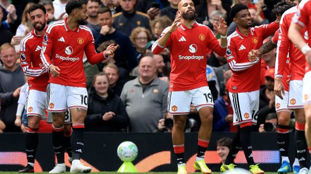 שחקני מנצ'סטר יונייטד חוגגים עם אמבומו ופרננדש (צילום: Gettyimages)