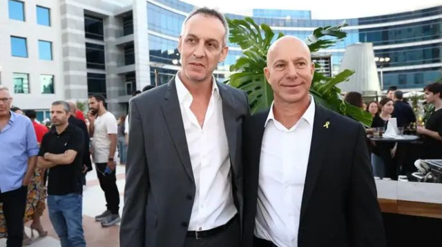 "קשה לדעת איך זה ישפיע". קטש עם יו"ר המנהלת ארי שטיינברג (צילום: ברני ארדוב)