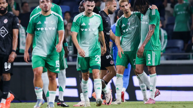שחקן מכבי חיפה טריבנטה סטיוארט חוגג עם חבריו (צילום: מאור אלקסלסי)