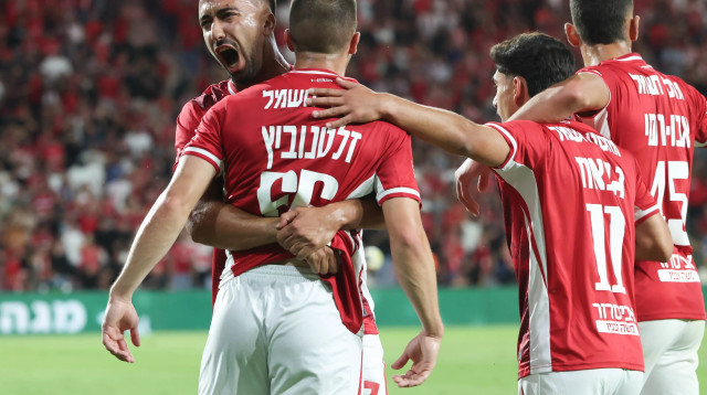 אליאל פרץ ושחקני הפועל באר שבע חוגגים (צילום: דני מרון)