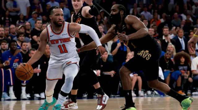 זה שפרח, וזה שנעלם. ברונסון מול הארדן (צילום: GettyImages)