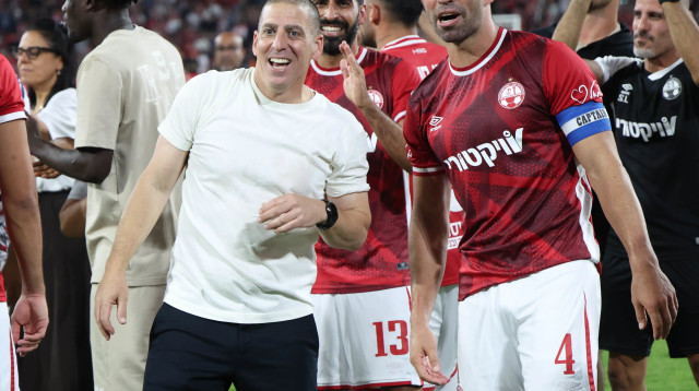 מיגל ויטור שחקן הפועל באר שבע חוגג אליפות עם המאמן רן קוז'וך (צילום: דני מרון)
