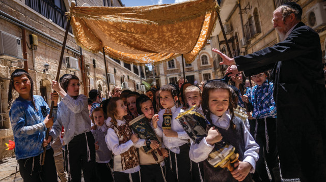 ילדים חוגגים מתן תורה שבועות מאה שערים 2024 (צילום: יונתן זינדל פלאש 90)