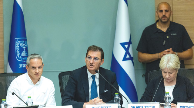 בועז ביסמוט ועדת חוץ וביטחון מאי 2026  (צילום: יונתן זינדל, פלאש 90)