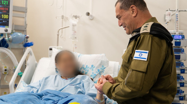 הרמטכ"ל אייל זמיר בביקור פצועים בבית החולים רמב"ם (צילום: דובר צה"ל)