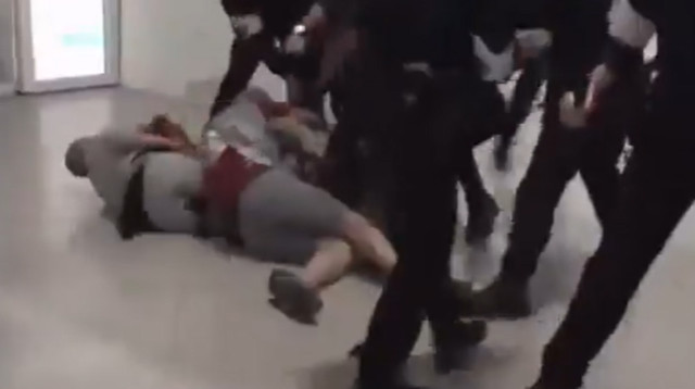 המשטרה הספרדית עוצרת באלימות את פעילי המשט "סומוד" בשדה התעופה  (צילום: צילום מסך רשת X)