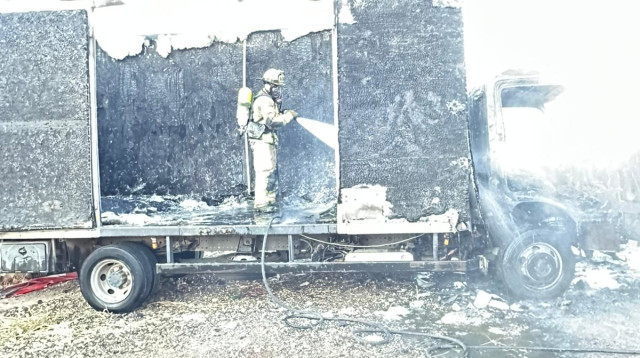 גופת גבר נמצאה במשאית שרופה בשכונת ג'וואריש (צילום: כבאות והצלה)