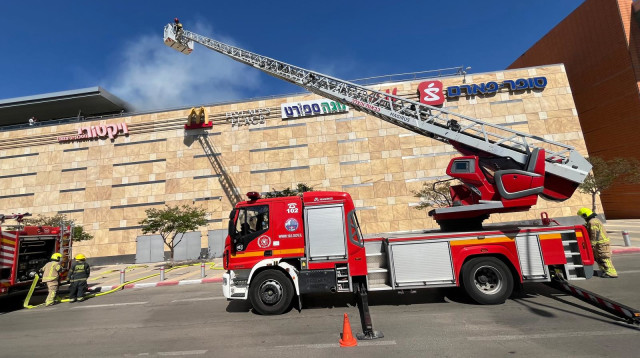 תיעוד מהשריפה בהרצליה (צילום: דוברות כבאות והצלה)