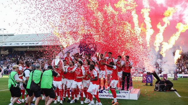 שחקני ארסנל מניפים את גביע האליפות (צילום: Getty images)