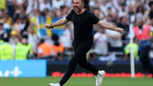 דה זרבי חוגג את ההישארות של טוטנהאם (צילום: Getty images)