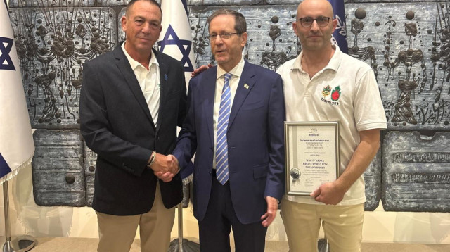 אלדד וייל ראש עדת הצופים , הנשיא יצחק הרצוג ורז פרל יו"ר תנועת הצופים (צילום: תנועת הצופים)