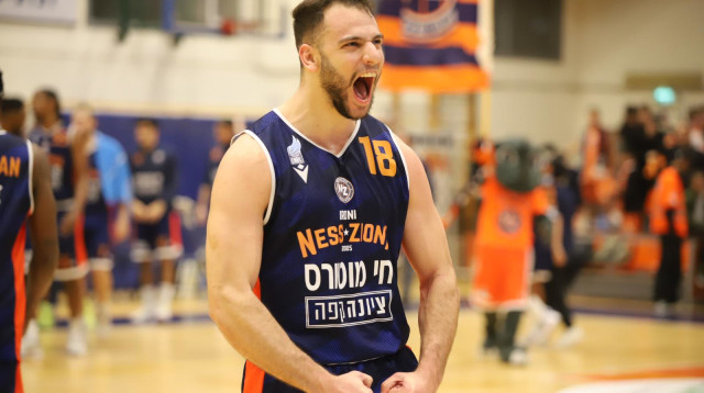 רבע אחרון נפלא קירב את נס ציונה לרבע הגמר. רז אדם (צילום: אתר רשמי, עמית סמיקט, באדיבות עירוני נס ציונה)
