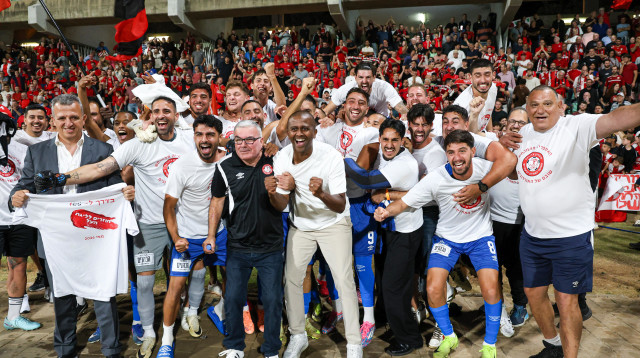 שחקני הפועל רמת גן חוגגים עם מסאי דגו (צילום: קובי אליהו)