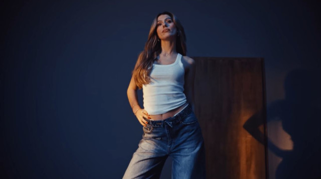  אודיה אזולאי בקליפ "עשר רמות מעליו" (צילום: אורי בן ארי, צילום מסך יוטיוב)