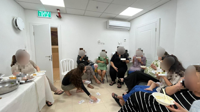 התכנסות הנשים במקלט (צילום: באדיבות עמותת בת מלך)