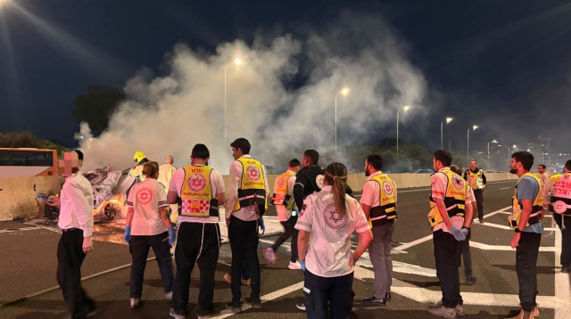 הזירה בכביש 2 שבה התפוצץ רכב (צילום: תיעוד מבצעי מד"א)