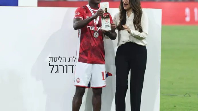 יהיה קשה מאוד להשאירו. שחקן העונה קאנגווה לצד ברקת (צילום: דני מרון)