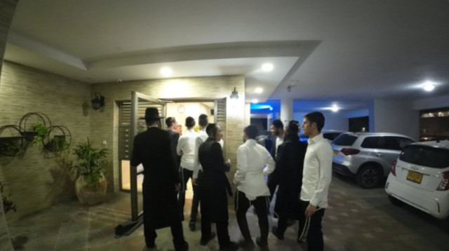 חרדים מנסים לפרוץ לביתו של נגד האבטחה של כלא 10  (צילום: רשתות שימוש לפי סעיף 27)