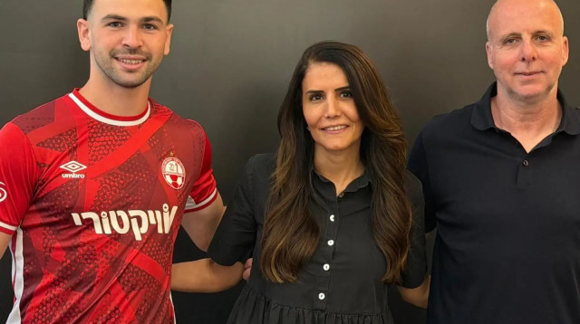 איתי רוטמן וסוכנו קצב עם אלונה ברקת בעלי הפועל באר שבע (צילום: אתר רשמי, הפועל באר שבע)