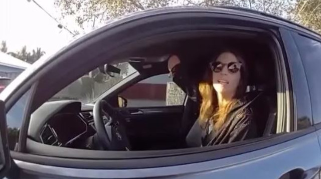 קתלין תומאס, קטועת יד שנעצרה על שימוש בטלפון - ביד הקטועה (צילום: צילום מסך)