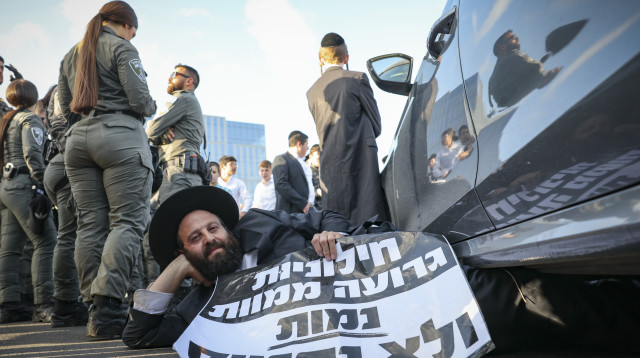 הפגנת החרדים בבני ברק  (צילום: פלאש 90)