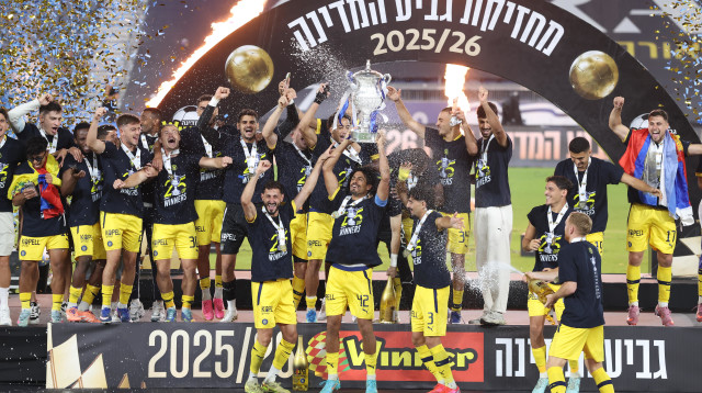 שחקני מכבי תל אביב מניפים את גביע המדינה (צילום: דני מרון)
