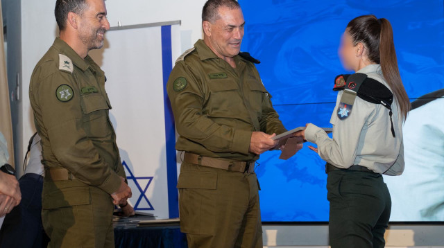 אייל זמיר בטקס סיום קורס פיקוד ומטה (צילום: דובר צה"ל)