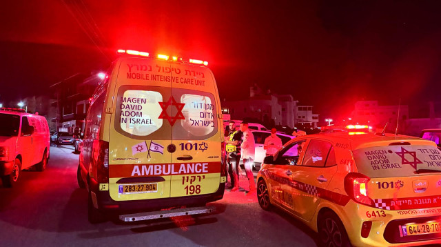 צוותי מד"א בכפר קאסם (צילום: תיעוד מבצעי מד"א)
