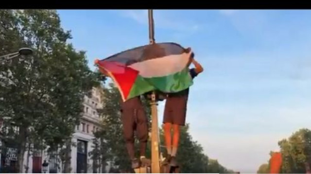 דגל פלסטין בחגיגות הזכייה בליגת האלופות של אוהדי פ.ס.ז' (צילום: צילום מסך מדף ה-x)