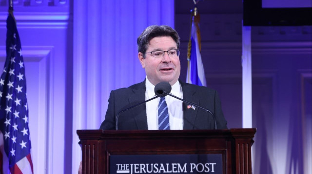 אופיר אקוניס, הקונסול הכללי של ישראל בניו יורק, בכנס "הג'רוזלם פוסט" 2026 (צילום: מרק ישראל סלם)