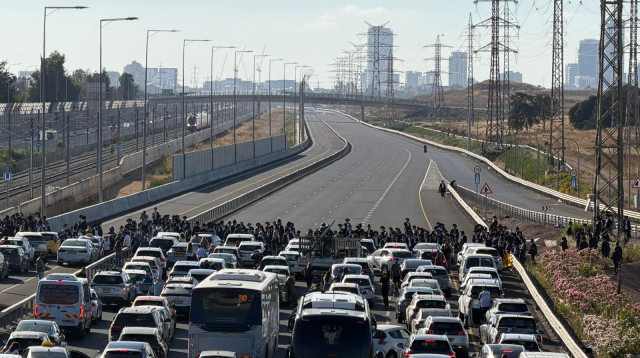 הפגנת חרדים חוסמים את כביש 1 (צילום: יותם רונן, וואלה!)