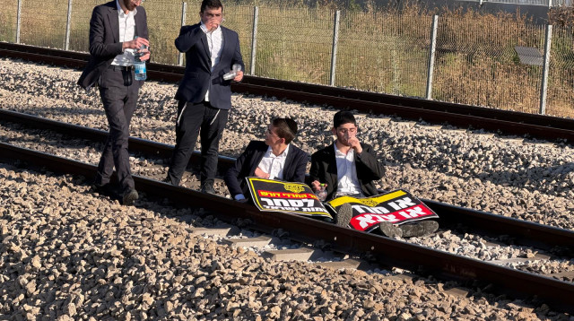 הפגנת חרדים חוסמים את רכבת ישראל ליד נתב"ג (צילום: יותם רונן, וואלה!)