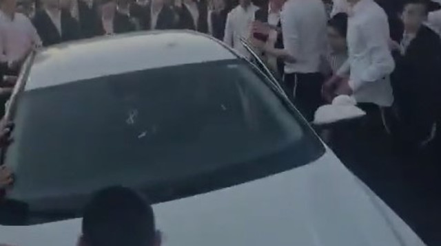 חרדים מטלטלים את רכבה של קצינת המשטרה שהיא אם שכולה (צילום: אבי טופורוביץ)