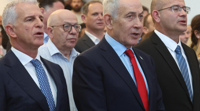 רומן גופמן, בנימין נתניהו ודדי ברנע בטקס חילופי ראש המוסד (צילום: תקשורת המוסד)