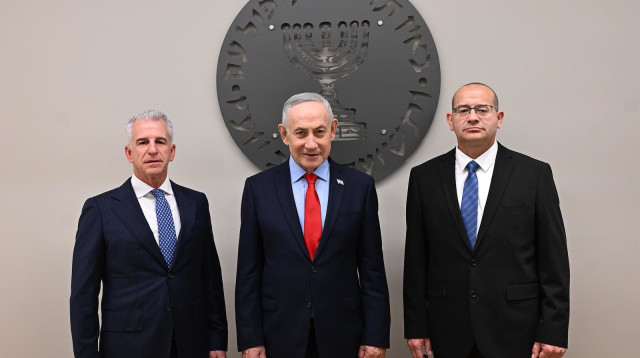 רומן גופמן, בנימין נתניהו ודדי ברנע בטקס חילופי ראש המוסד (צילום: תקשורת המוסד)