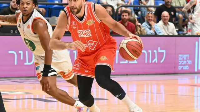 לא מעט לחץ על הכתפיים. מיציץ' (צילום: ברני ארדוב)