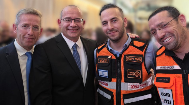 ראש המוסד רומן גופמן וחובשי איחוד הצלה שהצילו את חייו ב-7.10 (צילום: ללא קרדיט)