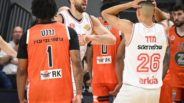 שחקני הפועל תל אביב ים מדר, ואסילייה מיציץ' (צילום: ברני ארדוב)
