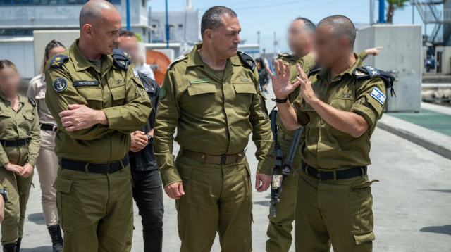 הרמטכ"ל אייל זמיר עם מפקד חיל הים אייל הראל בביקור בבסיס בחיפה (צילום: דובר צה"ל)