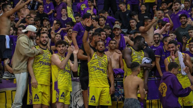 אוהדי הפועל חולון חוגגים עם הקהל העפלה לחצי גמר הפלייאוף (צילום: קובי אליהו)