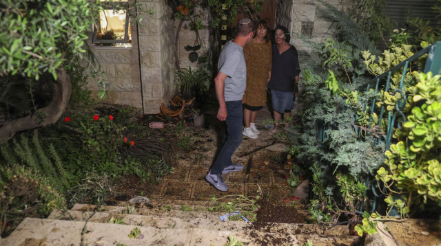 מתפרעים גרמו לנזק רב בבית של השופט נועם סולברג (צילום: Chaim Goldberg/Flash90)