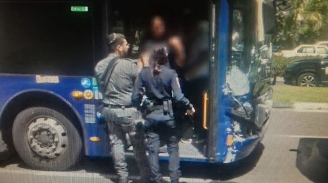 האוטובוס הגנוב בפתח תקווה (צילום: דוברות המשטרה)