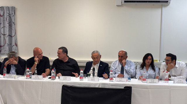 נתניהו והשרים בשלומי (צילום: ללא קרדיט)