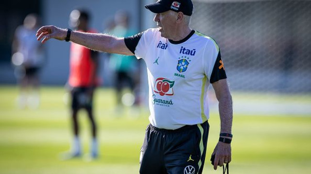 קרלו אנצ'לוטי באימון נבחרת ברזיל (צילום: Gettyimages)