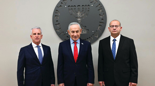 רונן גופמן, בנימין נתניהו ודדי ברנע (צילום: תקשורת המוסד)